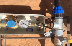 Field pressure meter and connection equipment